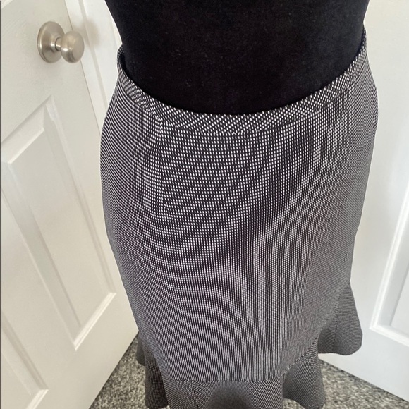 Y2k Knee-Length Pencil Skirt with Ruffled Flounce Hem. - Picture 10 of 12